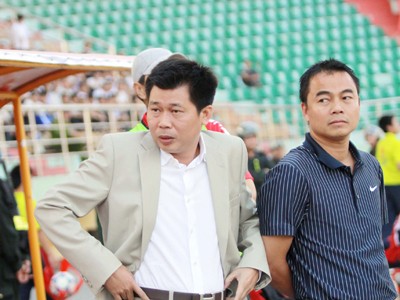 Phí "lót tay” bóp méo bóng đá Việt