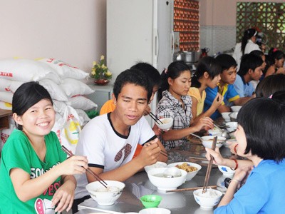 Lưu Thị Thu Hường và Xuân (ngoài cùng bên trái) cùng các bạn ở Trung tâm Hướng Dương trong bữa cơm gia đình
