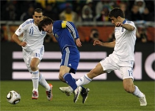 Milan mượn hậu vệ khóa chân Messi