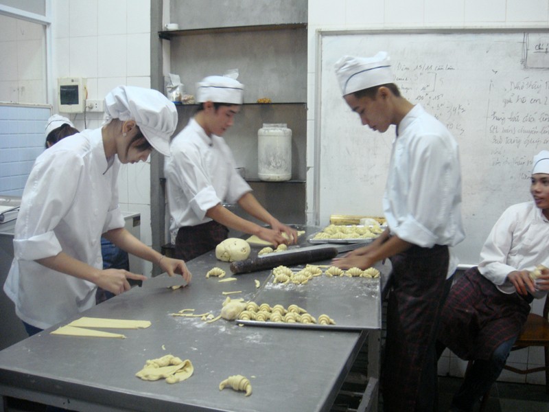Sinh viên thực tập làm bánh tại trường Kinh tế du lịch Hà Nội. Ảnh: Hải Yến
