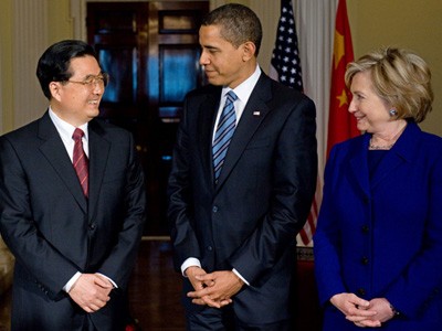 Tổng thống Mỹ Barack Obama gặp Chủ tịch Trung Quốc Hồ Cẩm Đào (trái) tại Anh năm 2009