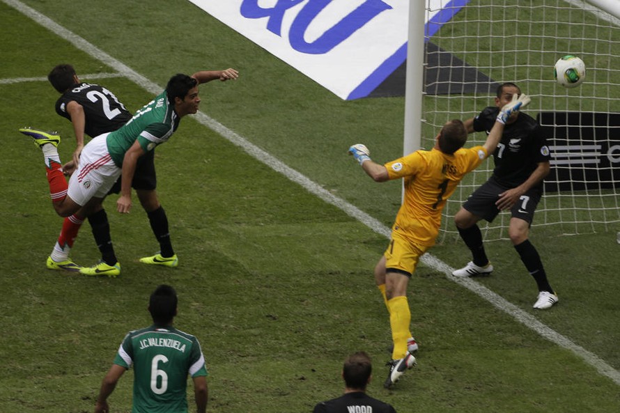 Mexico và Uruguay đặt một chân tới World Cup 2014