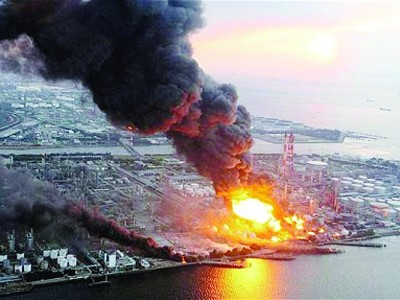 Khói bốc lên nghi ngút từ nhà máy lọc dầu bị cháy sau trận động đất