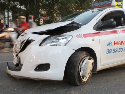 Hà Nội: Taxi mất lái, đâm hai người bị thương