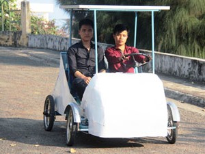 SV Việt chế ôtô chạy năng lượng mặt trời