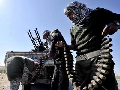 Lực lượng nổi dậy chuẩn bị súng máy bắn máy bay tại TP Ajdabiya hôm 23-3 Ảnh: Getty Images