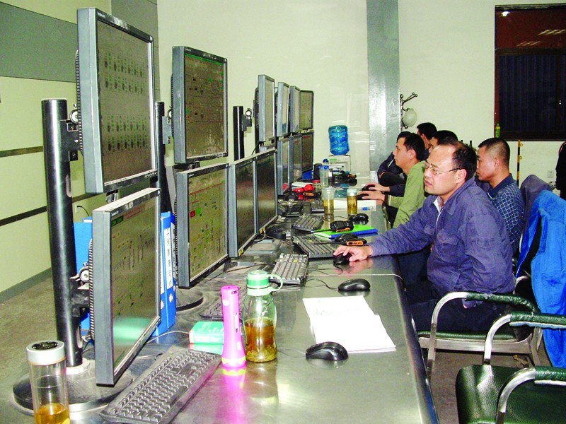 Các chuyên gia Trung Quốc kiểm tra quy trình hoạt động tại một nhà máy nhiệt điện ở Quảng Ninh. Doanh nghiệp Trung Quốc thắng thầu nhiều công trình điện ở Việt Nam