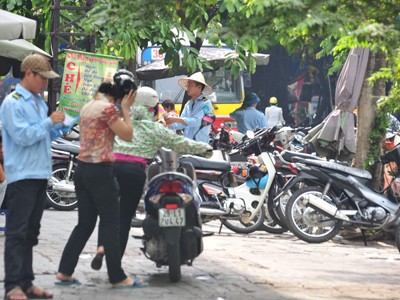 Trông giữ xe tại Hà Nội: Bất lực trước nạn chặt chém
