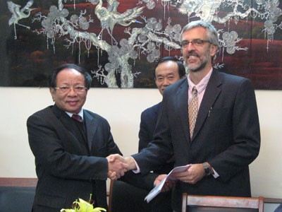Ông Nguyễn Hữu Dũng và ông Mark Powell (bên phải) tại buổi ký bản ghi nhớ