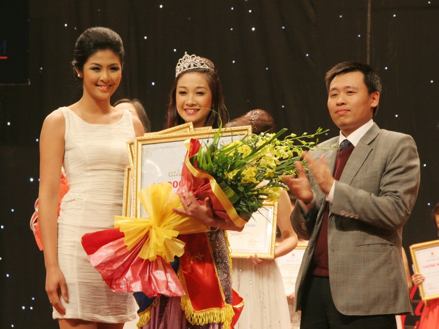 Hoa Hậu Việt Nam 2010 Ngọc Hân trao vương miện Hoa khôi Đại Nam 2011 cho Đồng Thị Thúy Ngân.