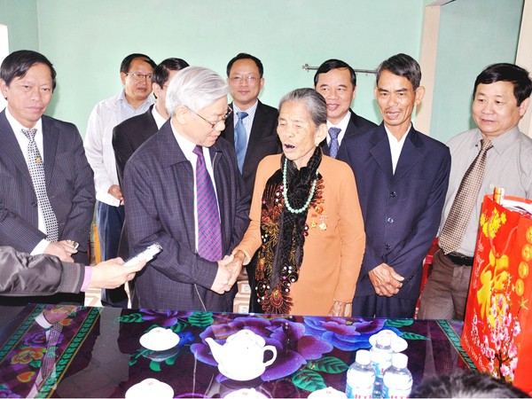 Tổng Bí thư Nguyễn Phú Trọng thăm hỏi và tặng quà cho Mẹ VNAH Nguyễn Thị Chiến. Ảnh: N.T