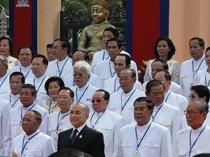 Quốc vương Sihamoni cùng các nghị sĩ quốc hội thuộc CPP
