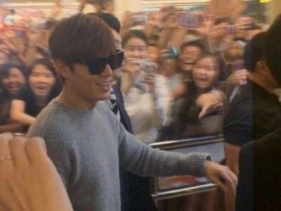 ‘Kim Tan’ Lee Min Hoo bị fan vây kín tại sân bay
