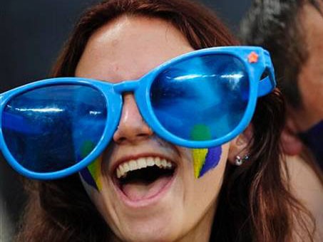 Fan bóng đá đeo kính 'khủng' mùa Euro