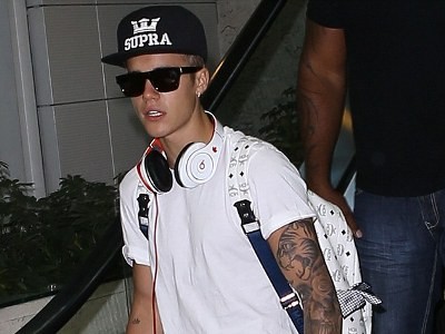 Justin Bieber bị khám hành lý vì nghi có ma túy