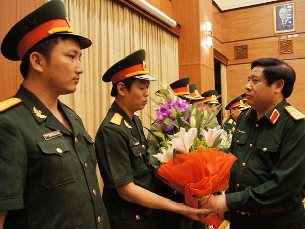 Đại tướng Phùng Quang Thanh chúc mừng các tác giả đạt giải nhất Giải thưởng Tuổi trẻ sáng tạo Ảnh: Nguyễn Minh