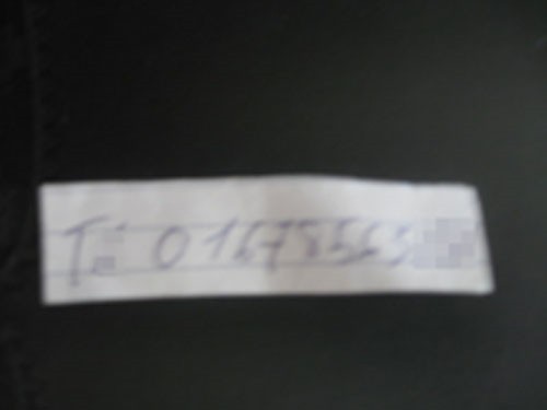 Mảnh giấy ghi tên và số điện thoại của 1 "cò". Ảnh: Bee.net