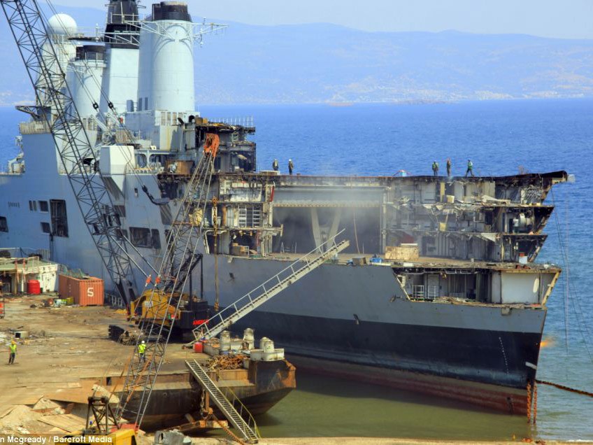 Chiến hạm khổng lồ HMS Ark Royal bị "xẻ thịt"
