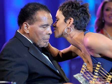 Halle Berry “knock-out” huyền thoại Muhammad Ali
