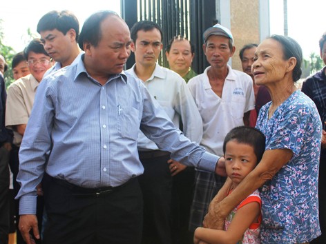 Phó Thủ tướng Nguyễn Xuân Phúc thăm hỏi người dân bị ảnh hưởng do bão lũ Ảnh: Nguyễn Thành