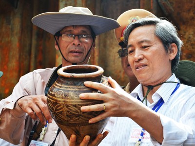 Khai quật thuyền chở đồ cổ ở Quảng Ngãi