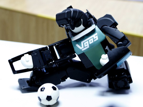 Robot Nhật Bản chơi đàn, đá bóng