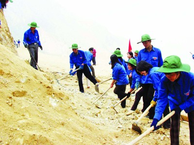 Thanh niên tham gia xây dựng công trình miền núi Ảnh: Hồng Vĩnh