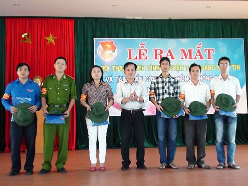 Thành viên Đội thanh niên tình nguyện Thắp sáng niềm tin của TP Đà Nẵng - Ảnh TN