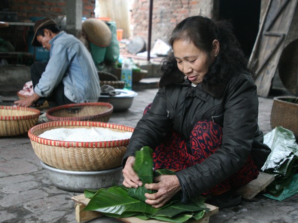 Người dân làng Tranh Khúc đang gói bánh chưng