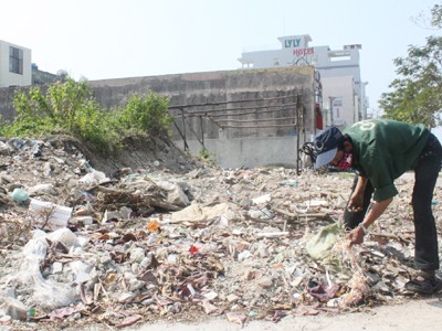 Nhiều lô đất chưa sử dụng ngập ngụa trong rác thải, xà bần trên đường Nguyễn Tất Thành Ảnh: Nguyễn Huy