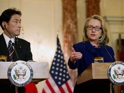 Ngoại trưởng Mỹ Hillary Clinton và người đồng cấp Nhật Fumio Kishida trong cuộc họp báo chung ngày 18-1