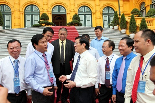 Chủ tịch nước Trương Tấn Sang trò chuyện với các đại biểu doanh nghiệp trẻ