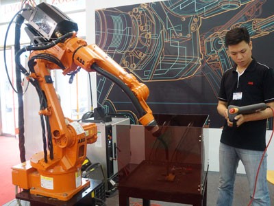 Xem robot tại triển lãm công nghệ Việt – Nhật