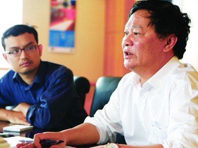Ông Vũ (bên phải) trần tình với PV Tiền Phong về sai phạm trước ngày bị bắt