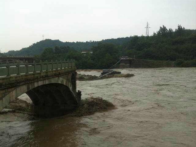 Cây cầu bị sập ở Tứ Xuyên khiến nhiều người và xe cộ rơi xuống sông