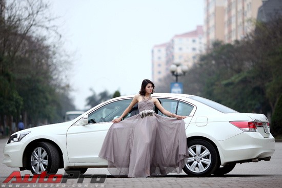 Hoa hậu Việt quyến rũ cùng Honda Accord 2011