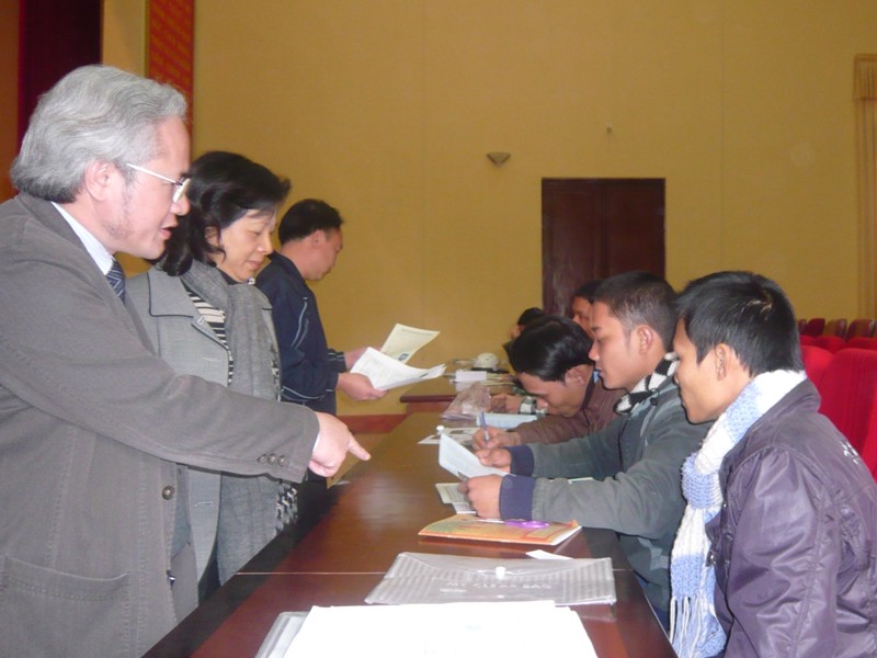 Lãnh đạo Cục quản lý lao động ngoài nước và Trung tâm lao động ngoài nước kiểm tra các thí sinh dự thi tiếng Hàn năm 2010