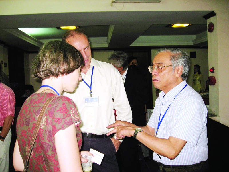 GS Tô Ngọc Thanh (phải) trao đổi với các nhà nghiên cứu quốc tế bên lề hội nghị. Ảnh: Hồng Minh