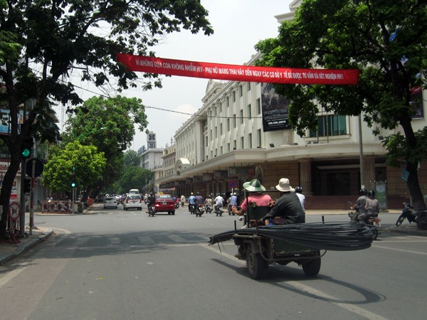 Xe vi phạm “độc diễn” phố trung tâm Hà Nội