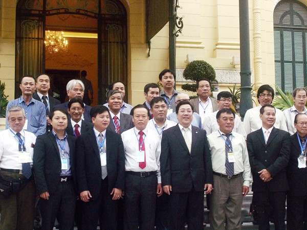 Thứ trưởng Ngoại giao Nguyễn Thanh Sơn (thứ 5 từ trái sang, hàng đầu)và các nhà báo kiều bào
