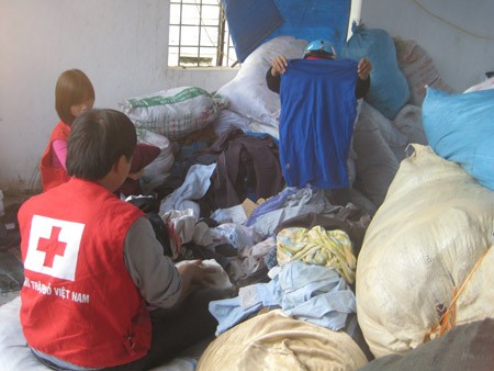 Hội Chữ thập đỏ Nghệ An phân loại quần áo cứu trợ để chuyển về các vùng chịu thiên tai