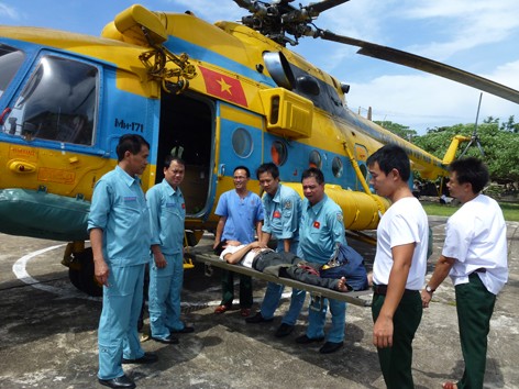 Dùng trực thăng cấp cứu một ngư dân trong bão