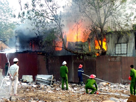 Cháy khu nhà 'ổ chuột', một nữ sinh tử vong