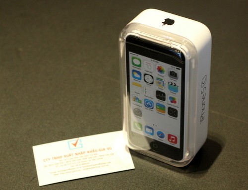 'Mở hộp' iPhone 5C vỏ nhựa đầu tiên về Việt Nam