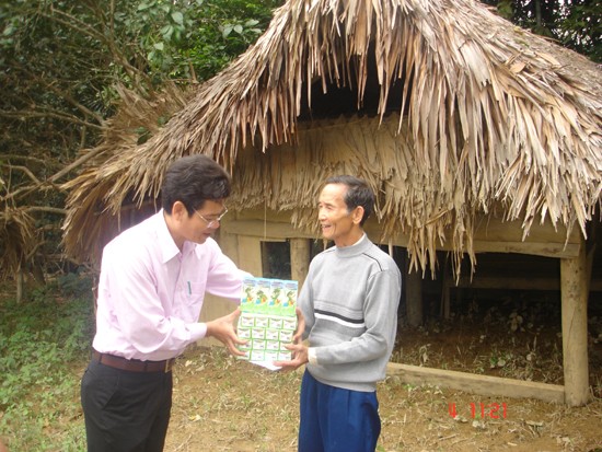 Vinamilk và báo Tiền Phong tặng trên 300 phần quà cho nạn nhân lũ lụt