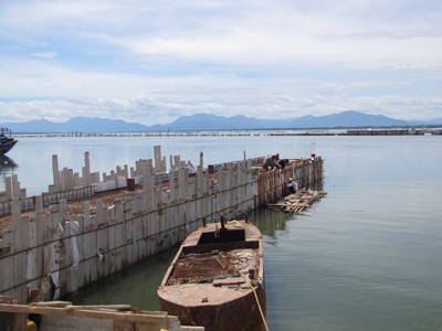 Công trình âu thuyền Phú Hải, có trị giá đầu tư hơn 42 tỷ đồng, chỉ lèo tèo vài công nhân làm việc