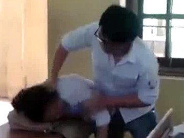 Nam sinh đánh nữ sinh dã man trong lớp