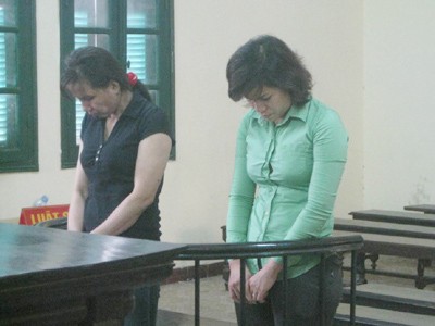 Hai chị em Nguyễn Hồng Yến và Nguyễn Thị Minh Tâm trong vụ án mua bán hóa đơn do TAND TP Hà Nội xét xử ngày 25-10