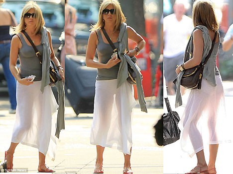 Jennifer Aniston lại mặc váy trong suốt