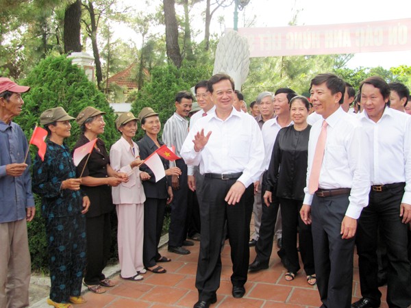 Thủ tướng Nguyễn Tấn Dũng thăm, tặng quà các thanh niên xung phong. Ảnh: HN